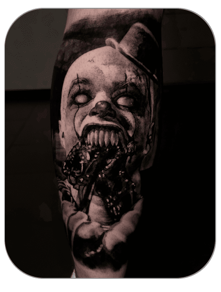 Tattoo fusión del payaso de It y el de Terrifier hecho por Azumi, tattoo realista, tattoo Mollet del Vallès (Barcelona)