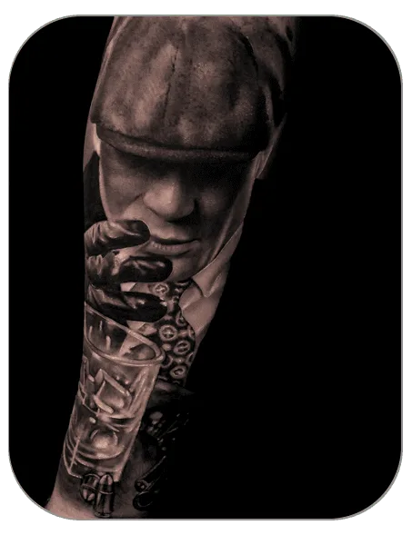 Tatto en brazo de Tomas S Peaky Blinders hecho por Azumi, tattoo realista, tattoo Mollet del Vallès (Barcelona)