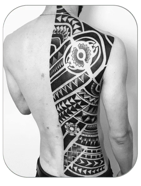 media espalda maori hecho en The last gallery tattoo Mollet del Vallès, Barcelona