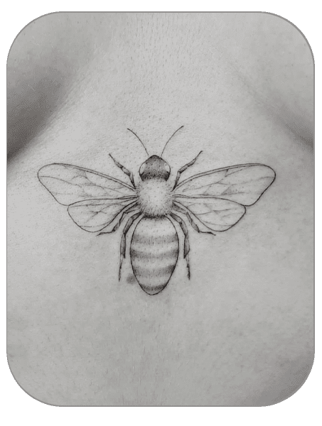 tatuaje de avispa Underboob estilo Fineline hecho por Carla en the last gallery tattoo studio Mollet del Vallès, Barcelona, tatuaje femenino y fino