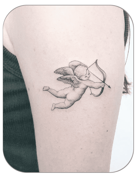 tatuaje de angel Querubín estilo Fineline hecho por Carla en the last gallery tattoo studio Mollet del Vallès, Barcelona, tatuaje femenino y fino