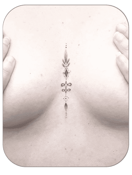 tatuaje ornamento Underboob estilo Fineline hecho por Carla en the last gallery tattoo studio Mollet del Vallès, Barcelona, tatuaje femenino y fino