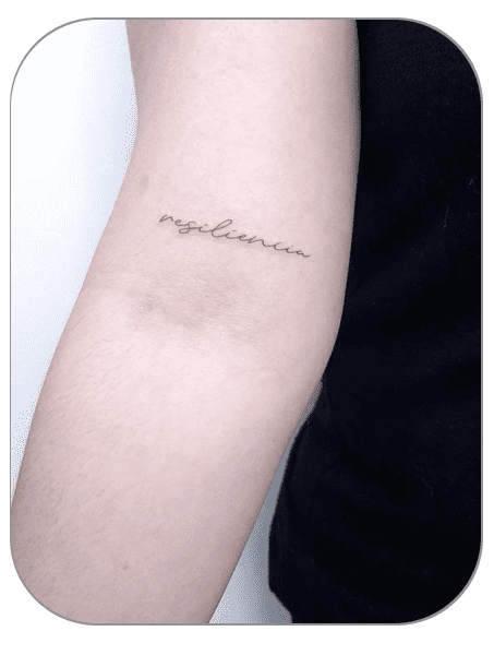 tatuaje resiliencia Fineline hecho por Carla en the last gallery tattoo studio Mollet del Vallès, Barcelona, tatuaje femenino y fino