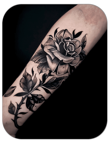 Tatuaje rosa negra estilo BlackWork hecho por Marc en The last gallery tattoo Mollet del Vallès, Barcelona