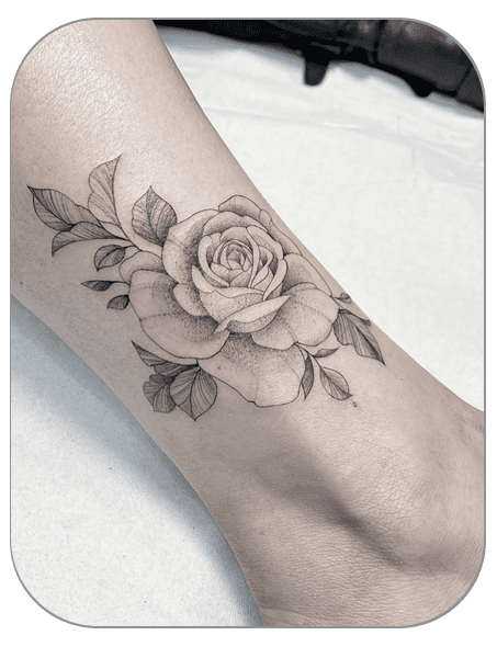 tatuaje rosa estilo Fineline hecho por Carla en the last gallery tattoo studio Mollet del Vallès, Barcelona, tatuaje femenino y fino