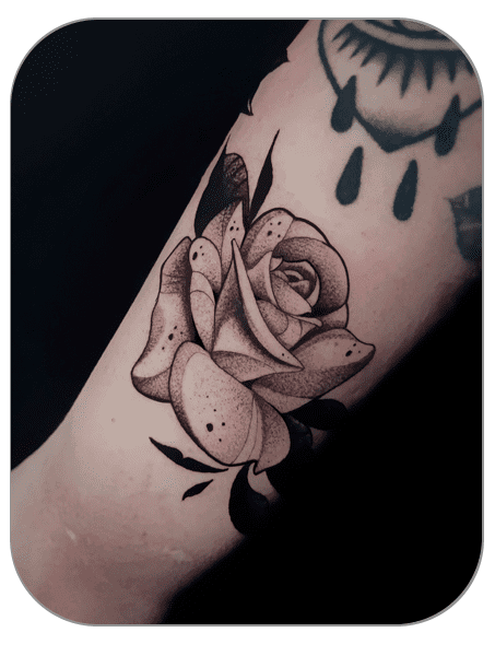 Tatuaje rosa estilo BlackWork hecho por Marc en The last gallery tattoo Mollet del Vallès, Barcelona