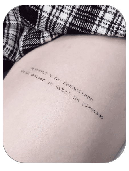 tatuaje frase en pierna estilo Fineline hecho por Carla en the last gallery tattoo studio Mollet del Vallès, Barcelona, tatuaje femenino y fino