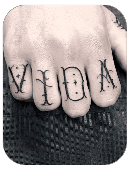 tattoo Lettering dedos