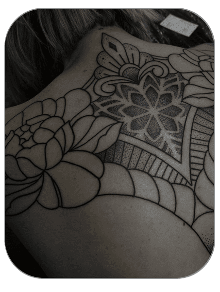 tatuaje ornamental floral y mandala en espalda hecho por Alba en The last gallery tattoo studio en Mollet del Vallés , Barcelona