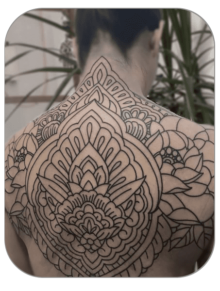 tatuaje ornamental floral y lineal en espalda hecho por Alba en The last gallery tattoo studio en Mollet del Vallés , Barcelona