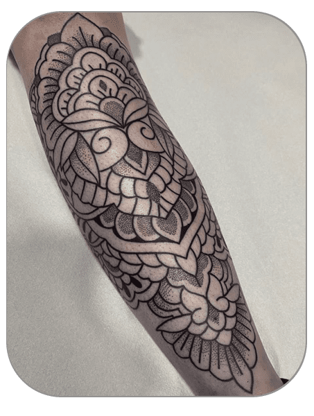 tatuaje ornamental con dot work en pierna hecho por Alba en The last gallery tattoo studio en Mollet del Vallés , Barcelona