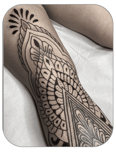 tatuaje ornamental en rodilla hecho por Alba en The last gallery tattoo studio en Mollet del Vallés , Barcelona