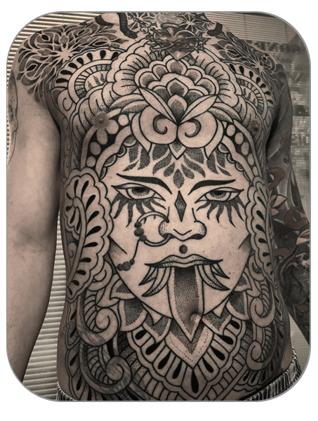 tatuaje ornamental en torso hecho por Alba en The last gallery tattoo studio en Mollet del Vallés , Barcelona