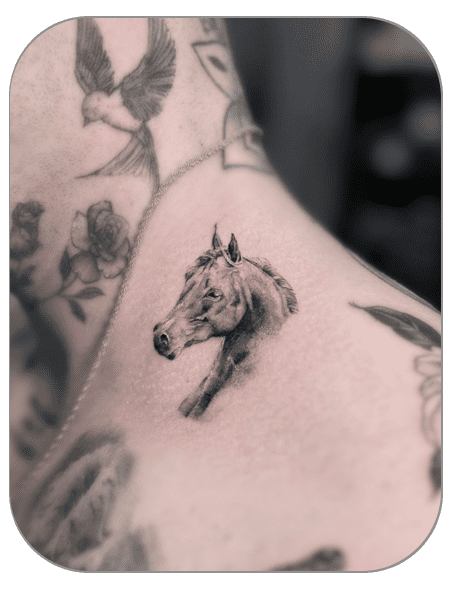 tatuaje de caballo estilo micro realista hecho por Alice en the last gallery tattoo studio Mollet del Vallès, Barcelona, tatuaje fino y elegante