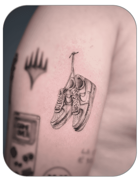 tatuaje de bambas nike estilo micro realista hecho por Alice en the last gallery tattoo studio Mollet del Vallès, Barcelona, tatuaje fino y elegante