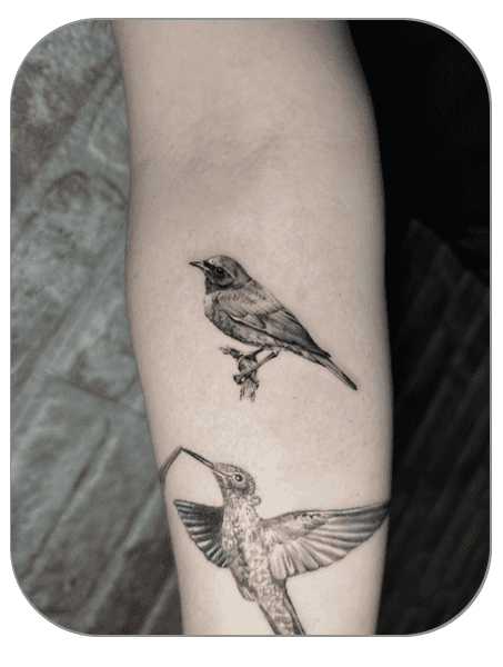 tatuaje de pajarito estilo micro realista hecho por Alice en the last gallery tattoo studio Mollet del Vallès, Barcelona, tatuaje fino y elegante