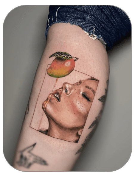 tatuaje viñeta de mujer y fruta estilo micro realista color hecho por Alice en the last gallery tattoo studio Mollet del Vallès, Barcelona, tatuaje fino y elegante