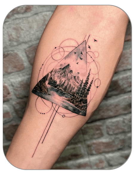 tatuaje diseño conceptual o cocept tattoo de un paisaje micro realista a color hecho por Alice en the last gallery tattoo studio Mollet del Vallès, Barcelona, tatuaje fino y elegante